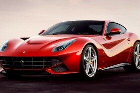 Wahrgewordene Männerträume: Sexy Escort Models und der neue Ferrari F12