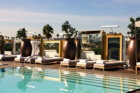 Mit Ihrem heißen Escort Model am Pool des feudalen Luxushotels SLS in Beverly Hills ... was will Mann mehr?