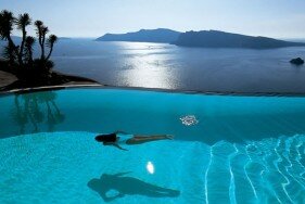 Dem Alltagsstress entfliehen – mit einer hübschen Escort Lady auf Santorini geht dies wunderbar ...