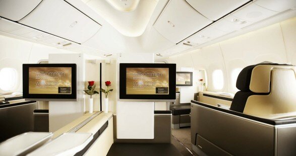 Reisen mit Stil! Die First-Class-Kabinen der Lufthansa und unsere diskreten Escort Models lassen keine Wünsche unerfüllt.